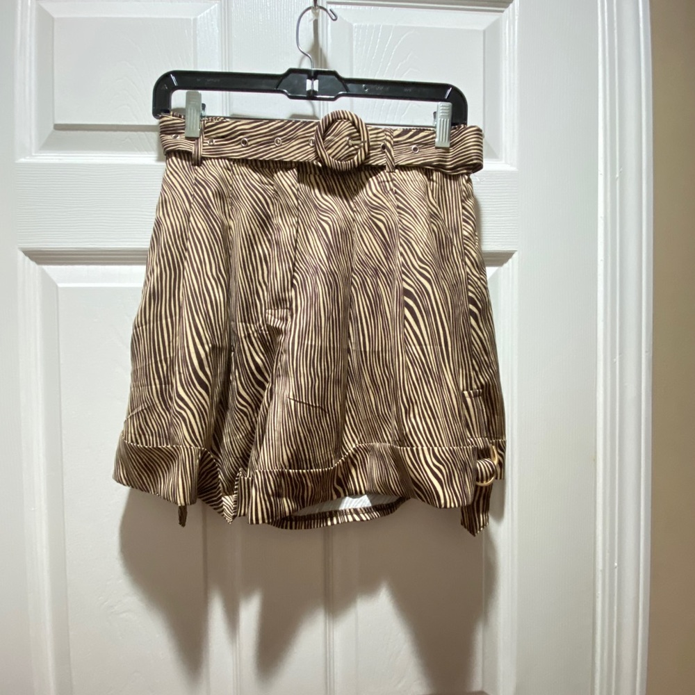 La’Ros belted large cuff shorts.